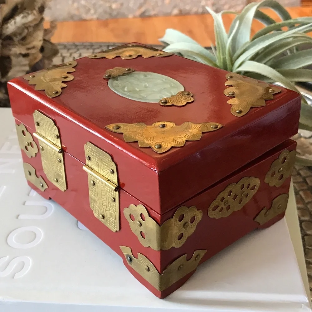 VINTAGE RED CHINESE JEWELRY BOX WITH LOCK & KEY